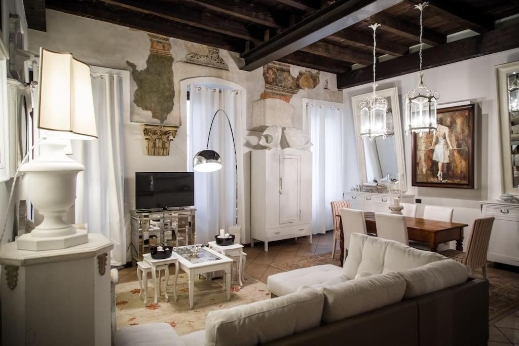 Piazza Erbe Luxury Apartment Верона Экстерьер фото
